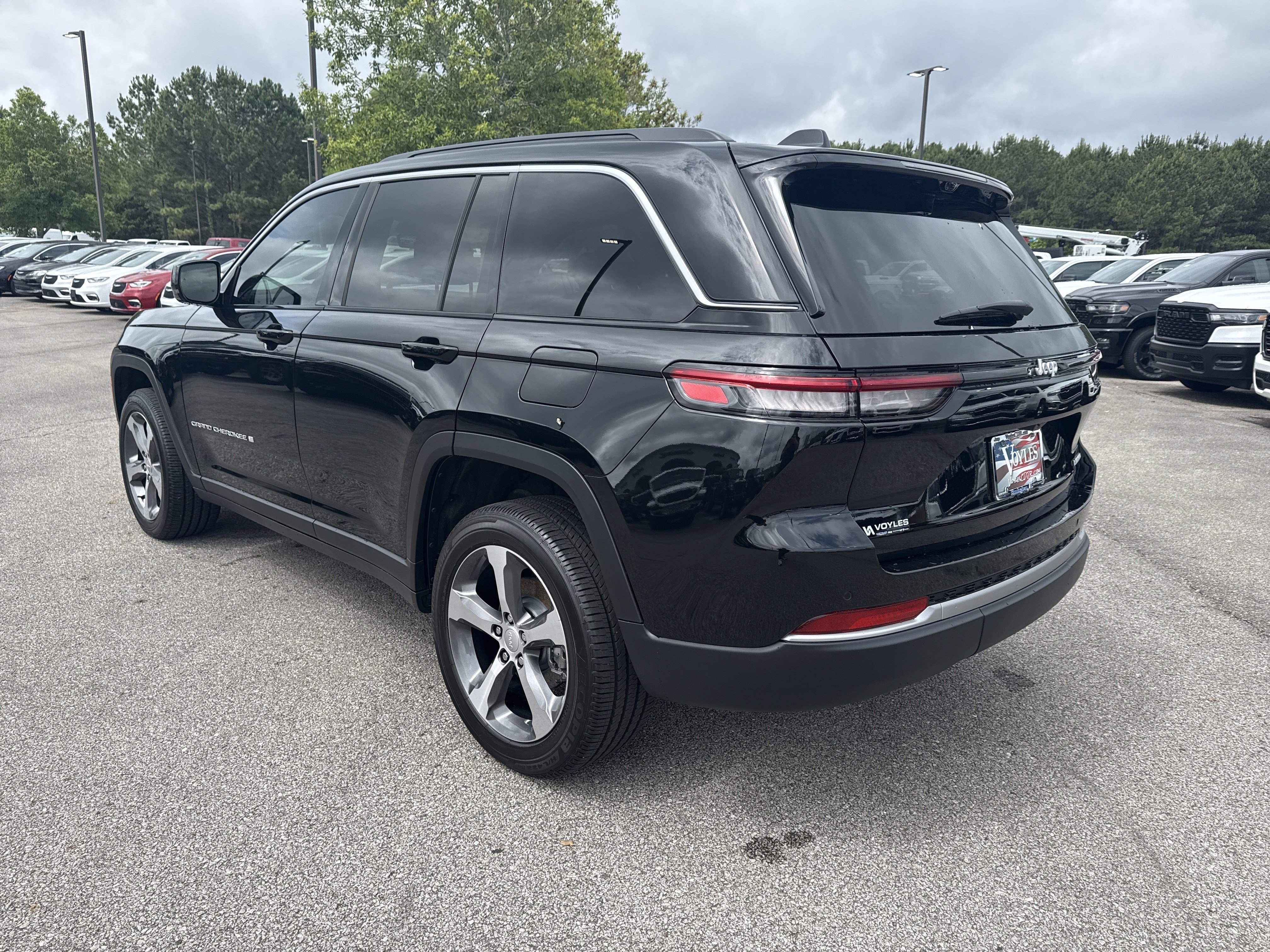 New 2026 Diamond Black Crystal Pearl-Coat Exterior Paint Jeep Limited image 5