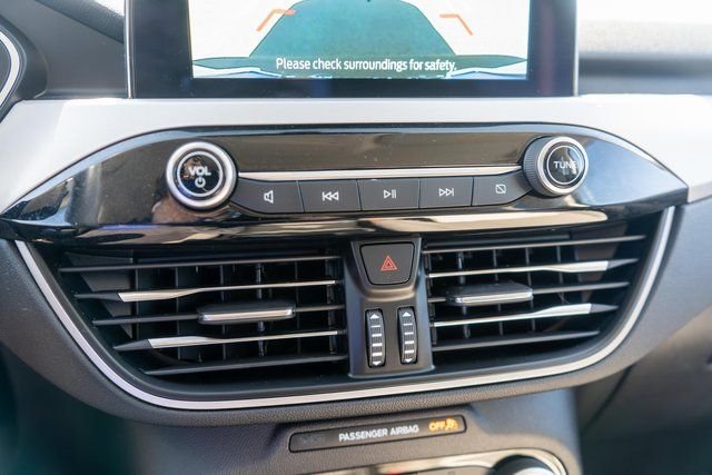 Used 2022 Oxford White Ford SE image 24