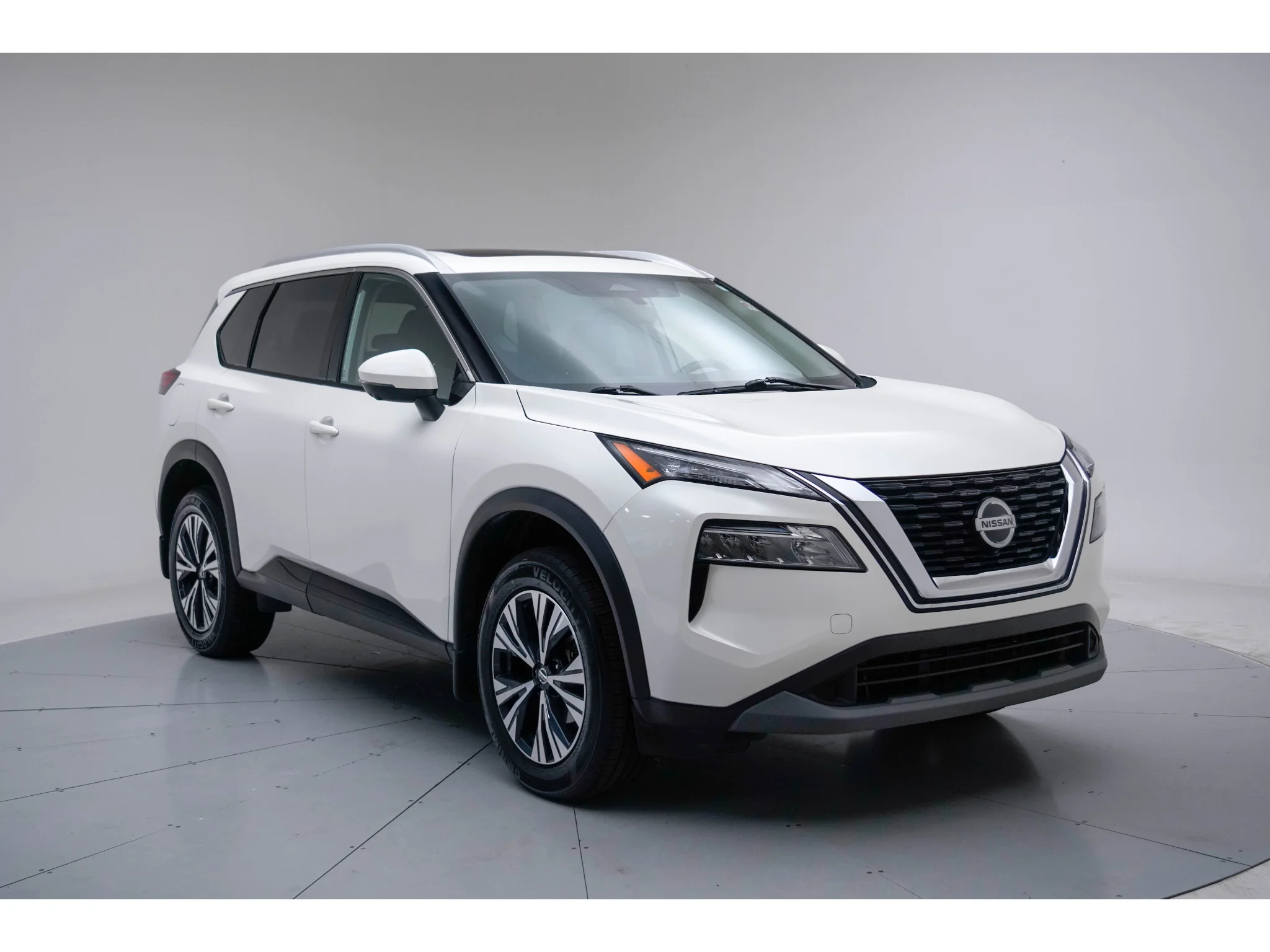 Used 2021 Pearl White Tricoat Nissan SV image 4