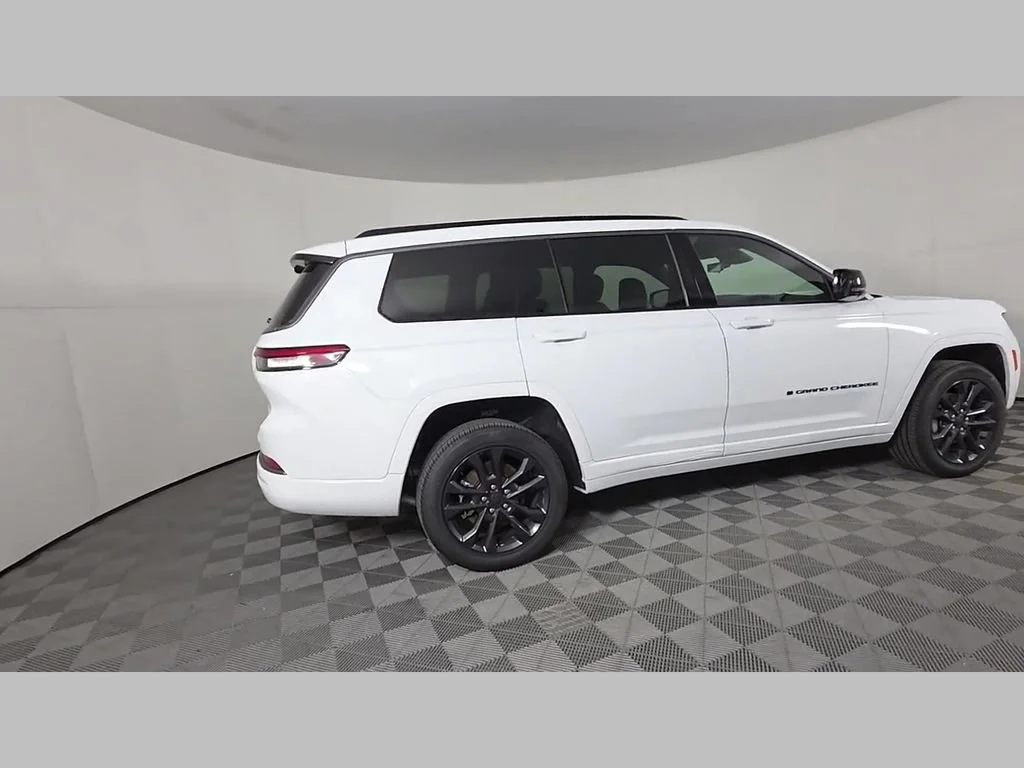 New 2026 Bright White Clear-Coat Exterior Paint Jeep Limited Reserve image 32