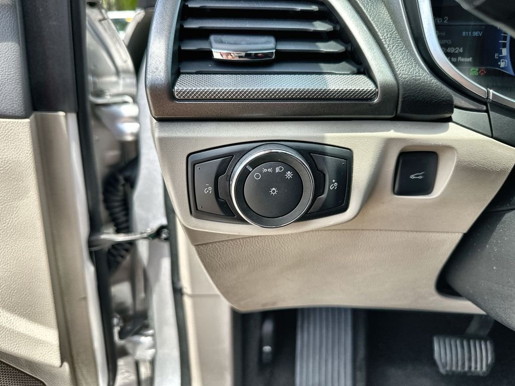 Used 2018 Silver Ford SE image 17