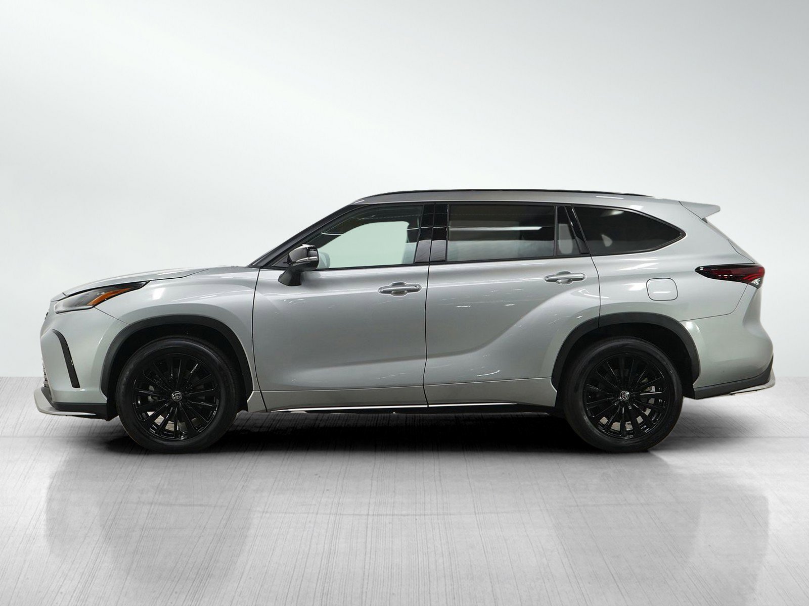 Used 2025 Toyota Highlander XSE with VIN 5TDKDRBH6SS588460 for sale in Burnsville, Minnesota