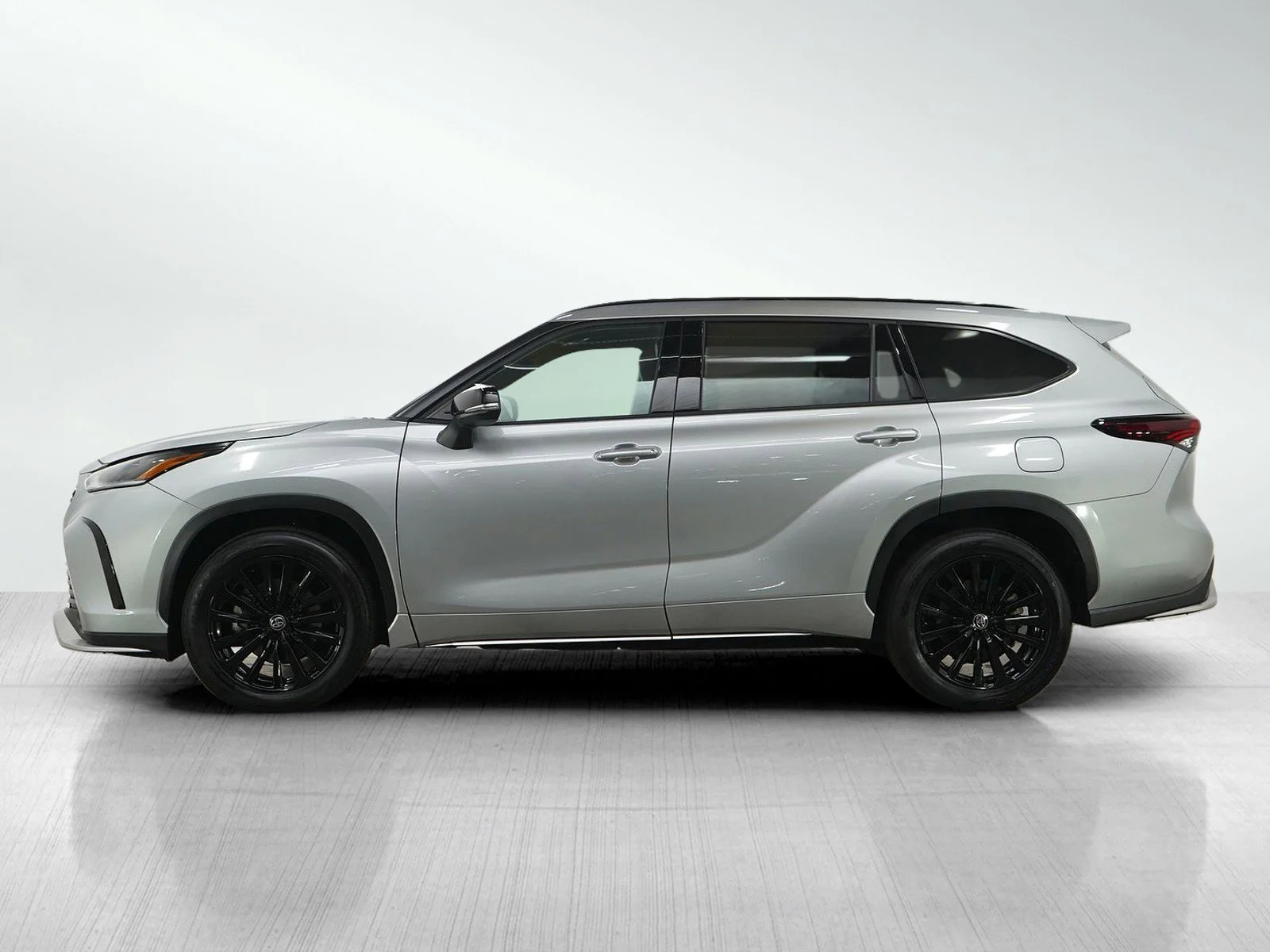 Used 2025 Toyota Highlander XSE with VIN 5TDKDRBH6SS588460 for sale in Burnsville, Minnesota