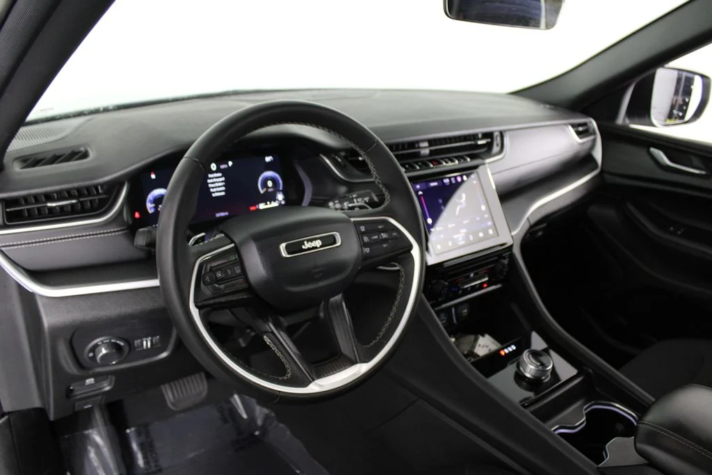 Used 2025 Silver Jeep Laredo X image 17