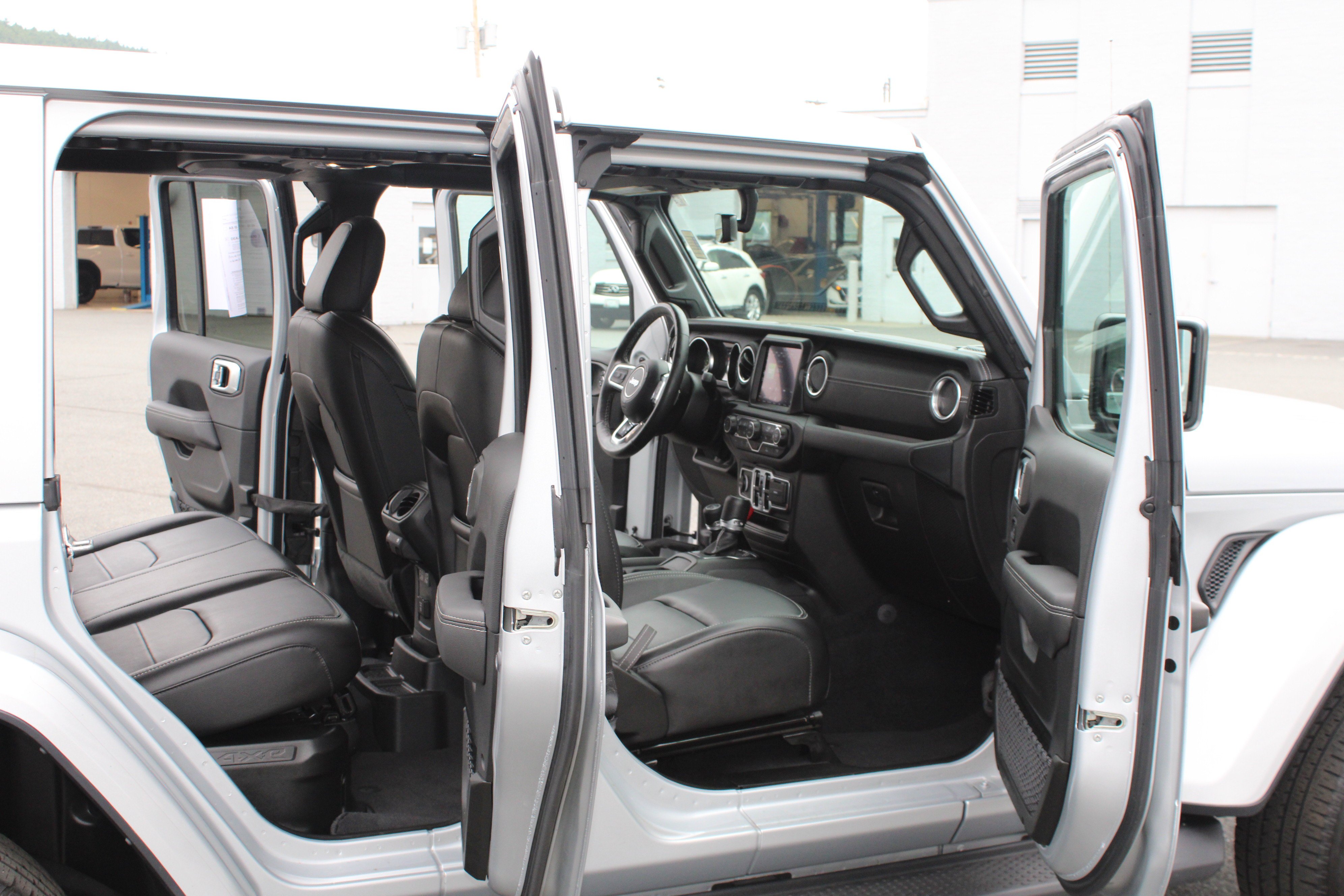 Used 2023 Silver Zynith Clearcoat Jeep Sahara image 17