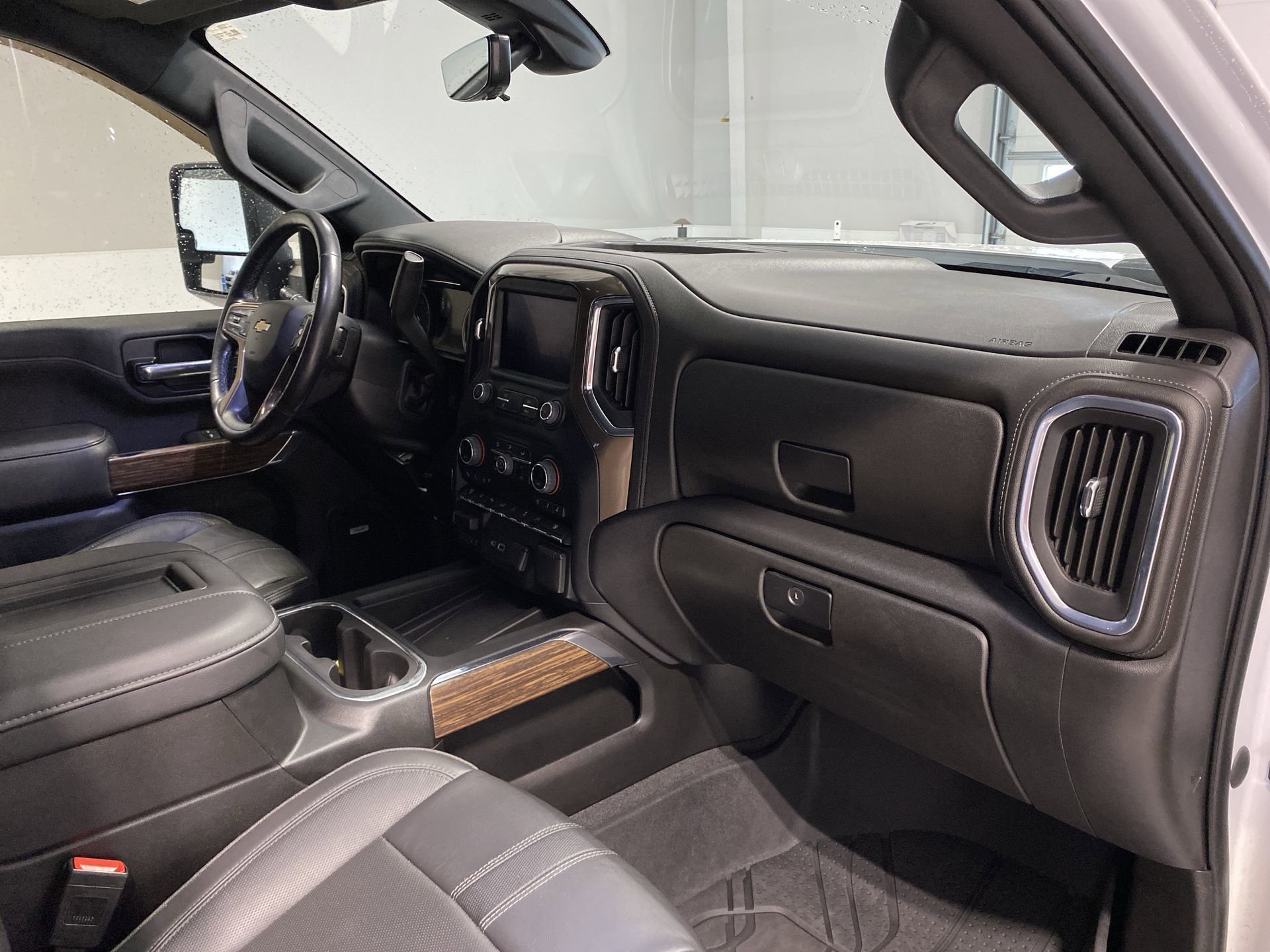 Used 2022 Iridescent Pearl Tricoat Chevrolet High Country image 28