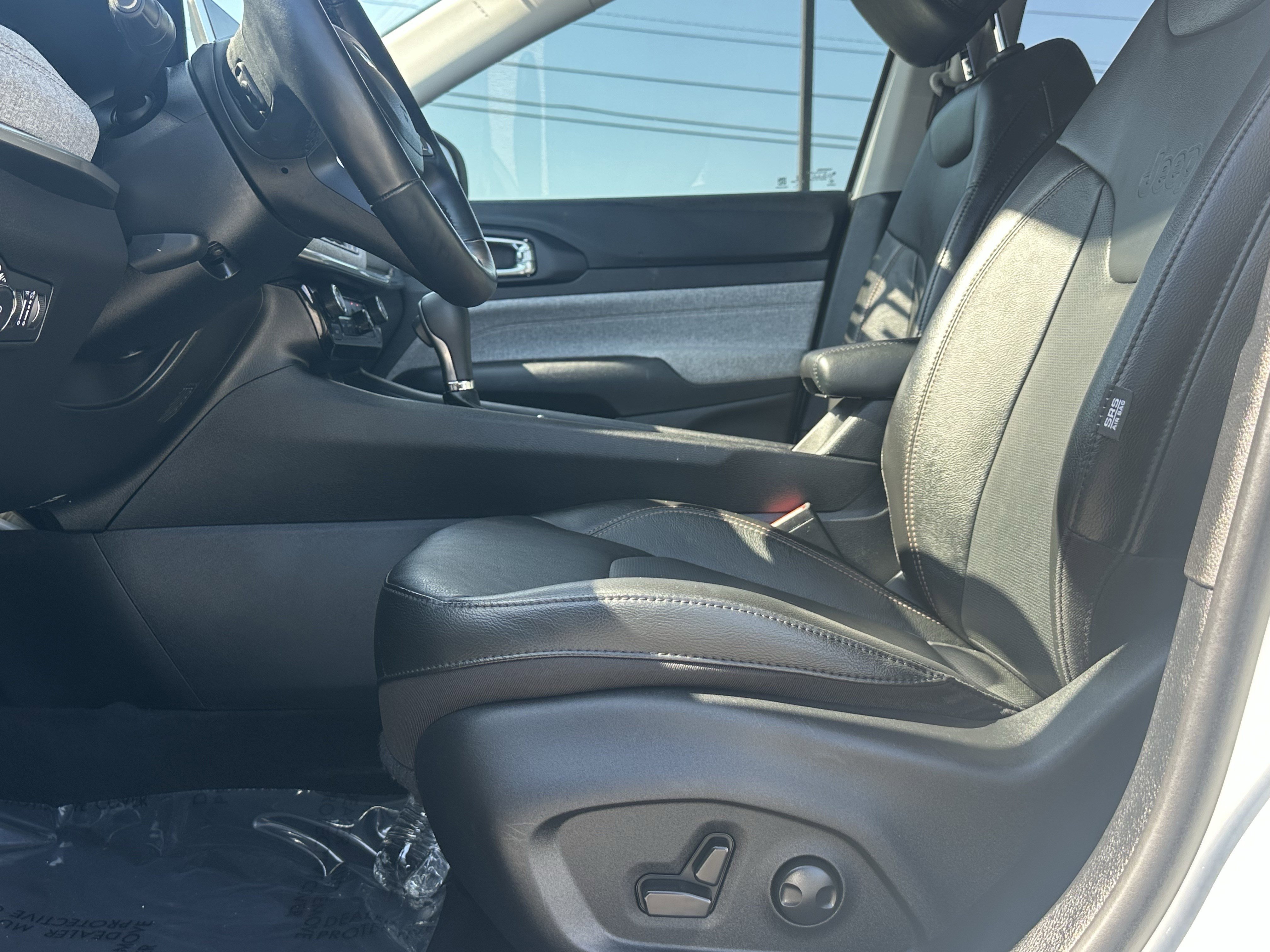 Used 2022 Bright White Clearcoat Jeep Latitude Lux image 9