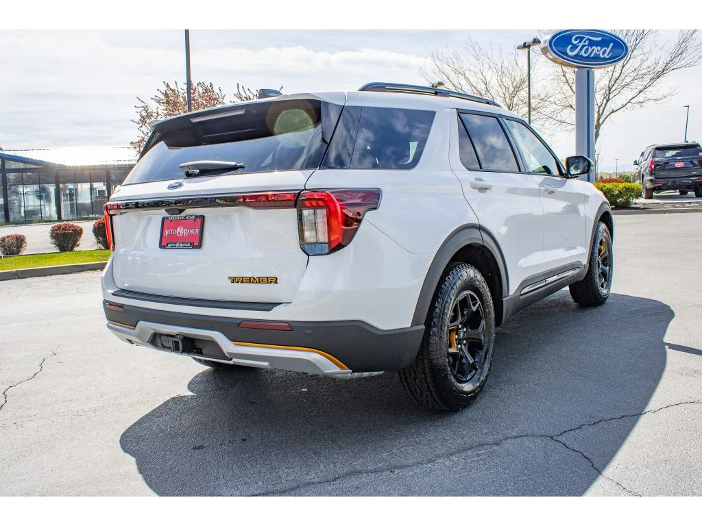 New 2026 STAR WHITE METALLIC Ford Tremor image 7