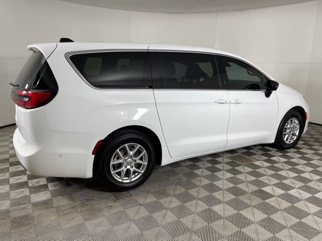 New 2025 Bright White Clear-Coat Exterior Paint Chrysler Select image 8