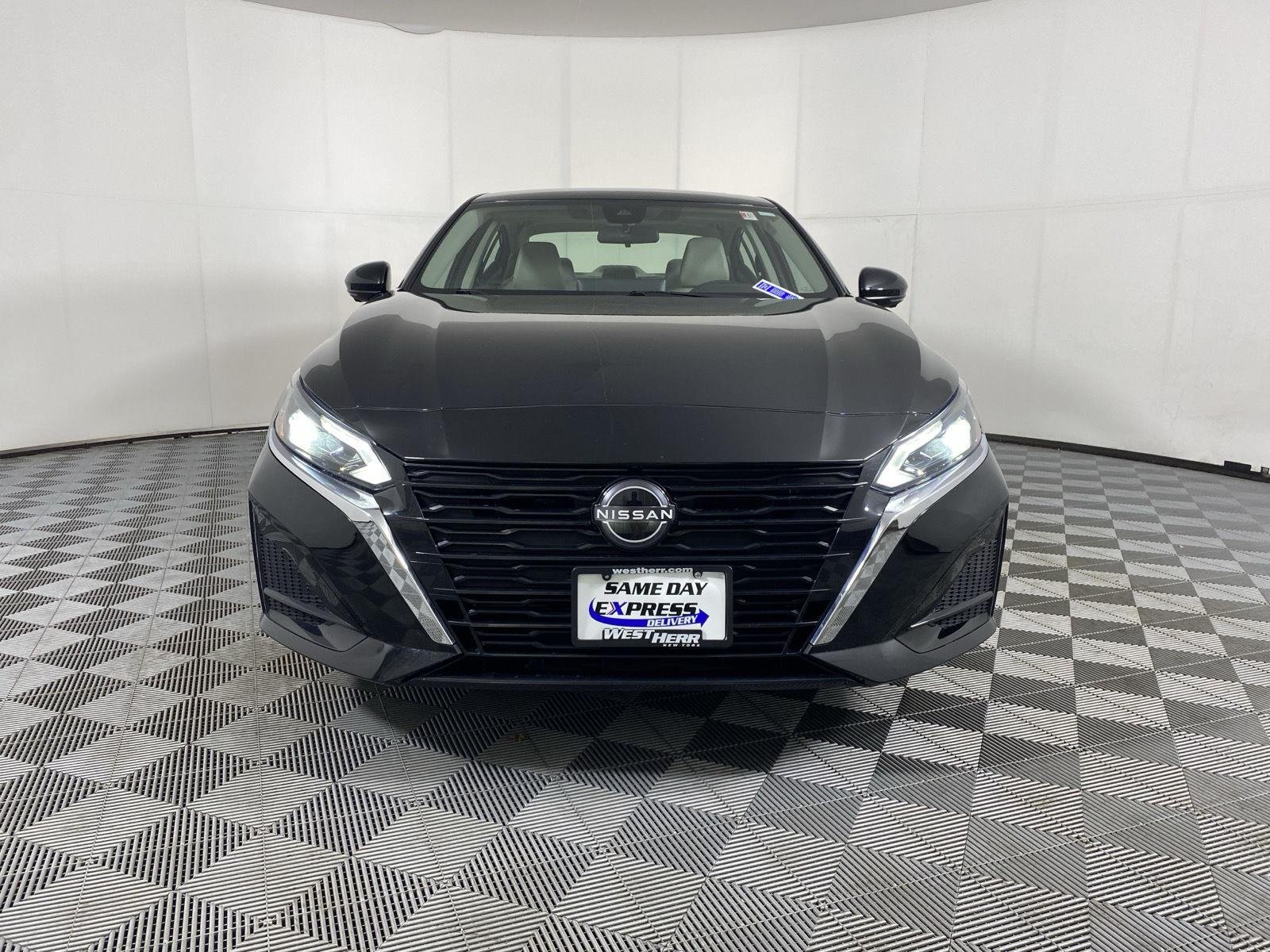 Used 2023 Super Black Nissan 2.5 SL image 2