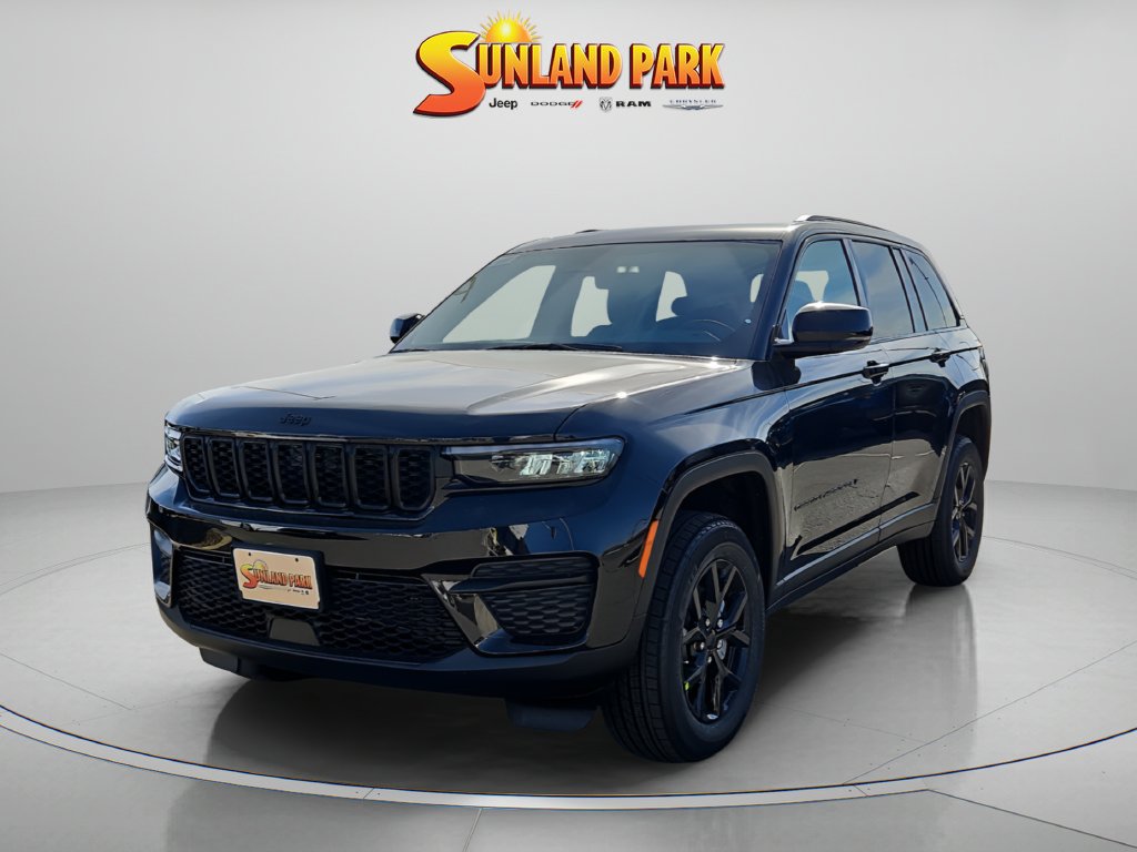 New 2025 Diamond Black Crystal Pearl-Coat Exterior Paint Jeep Laredo image 2