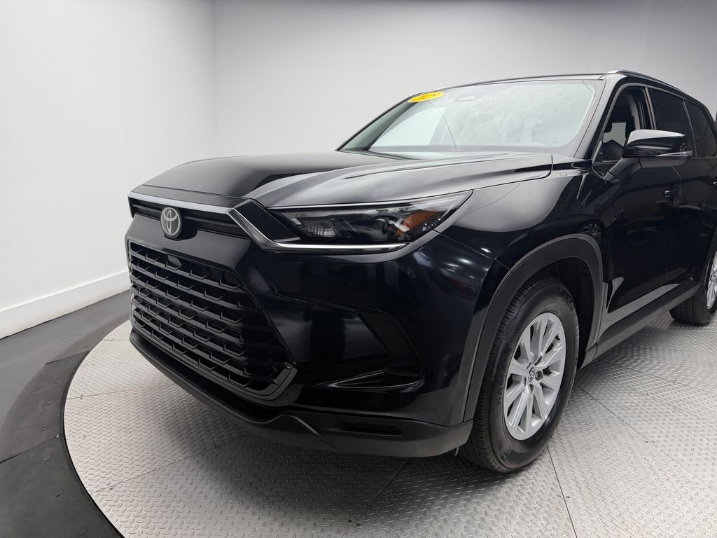 Used 2025  Toyota XLE image 9
