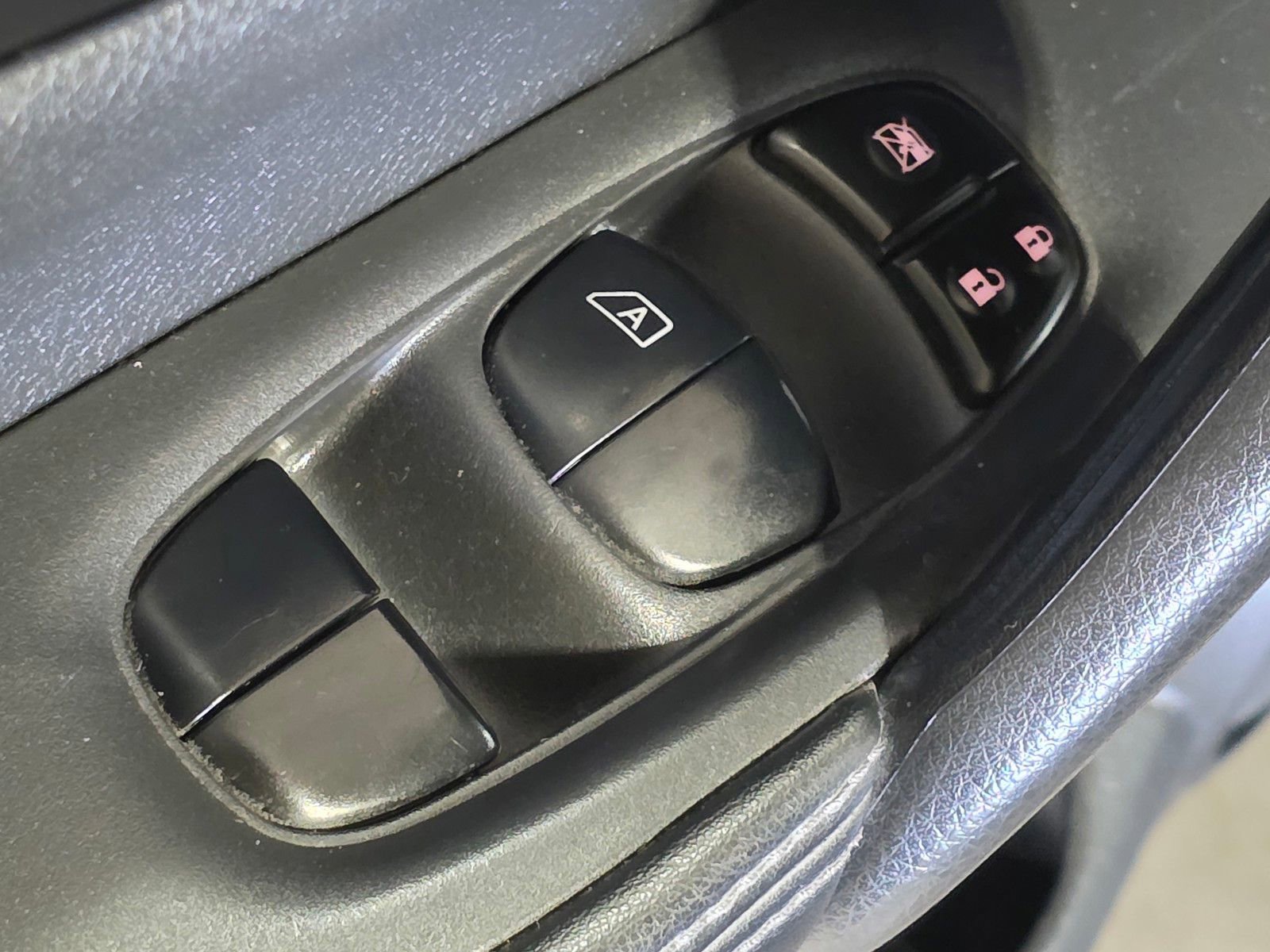 Used 2018  Nissan SV image 21