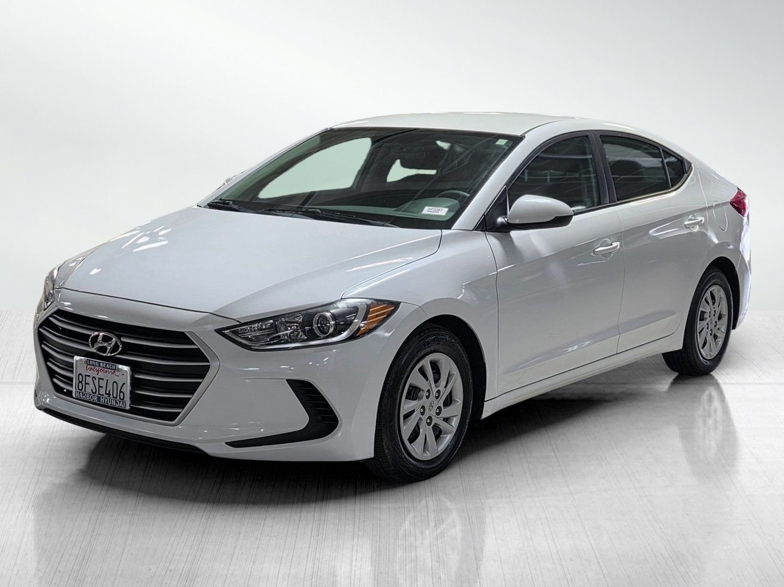Used 2018 Quartz White Pearl Hyundai SE image 3