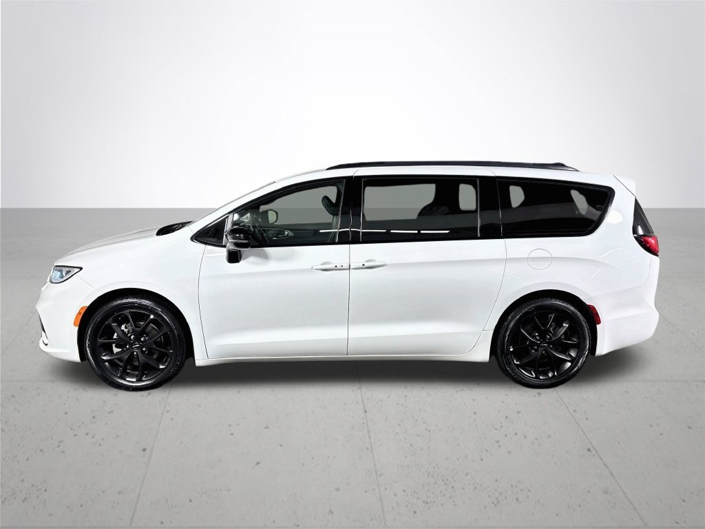 Used 2025 Bright White Clearcoat Chrysler Limited image 9