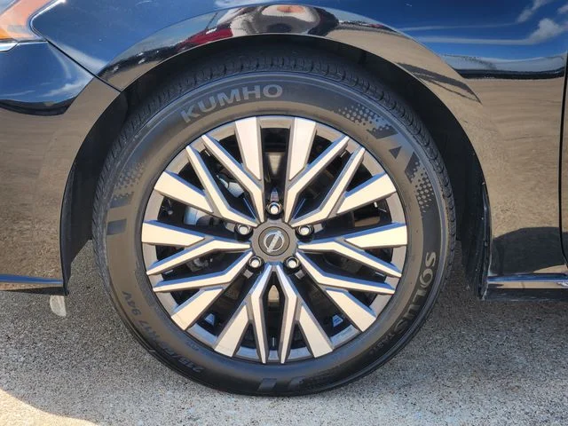 Used 2025 Super Black Clearcoat Nissan 2.5 SV image 9
