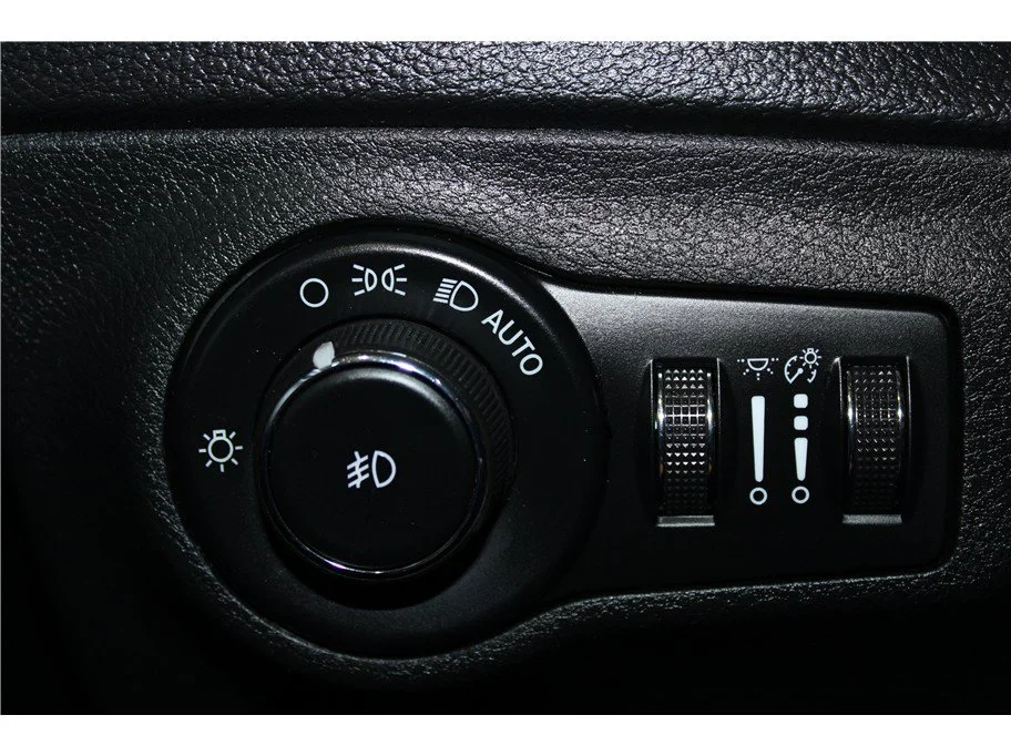 Used 2018 Granite Crystal Metallic Clearcoat Jeep Trailhawk image 30