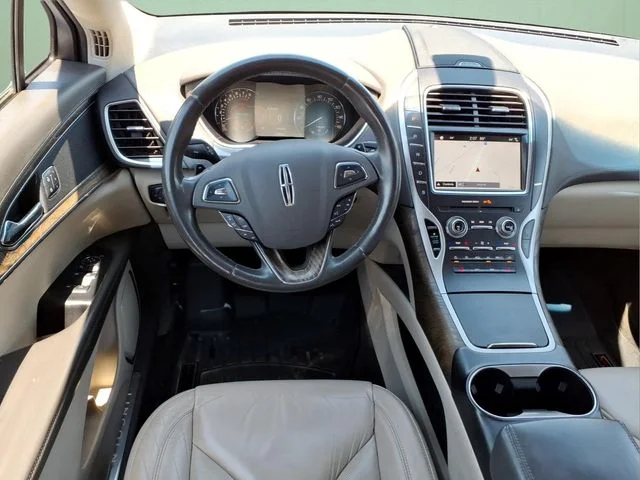 Used 2017 Blue Lincoln Select image 13