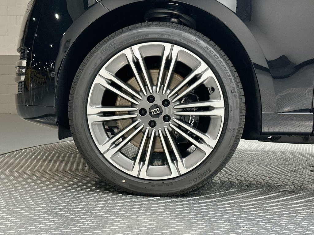 New 2027 Santorini Black Metallic Land Rover SE image 5