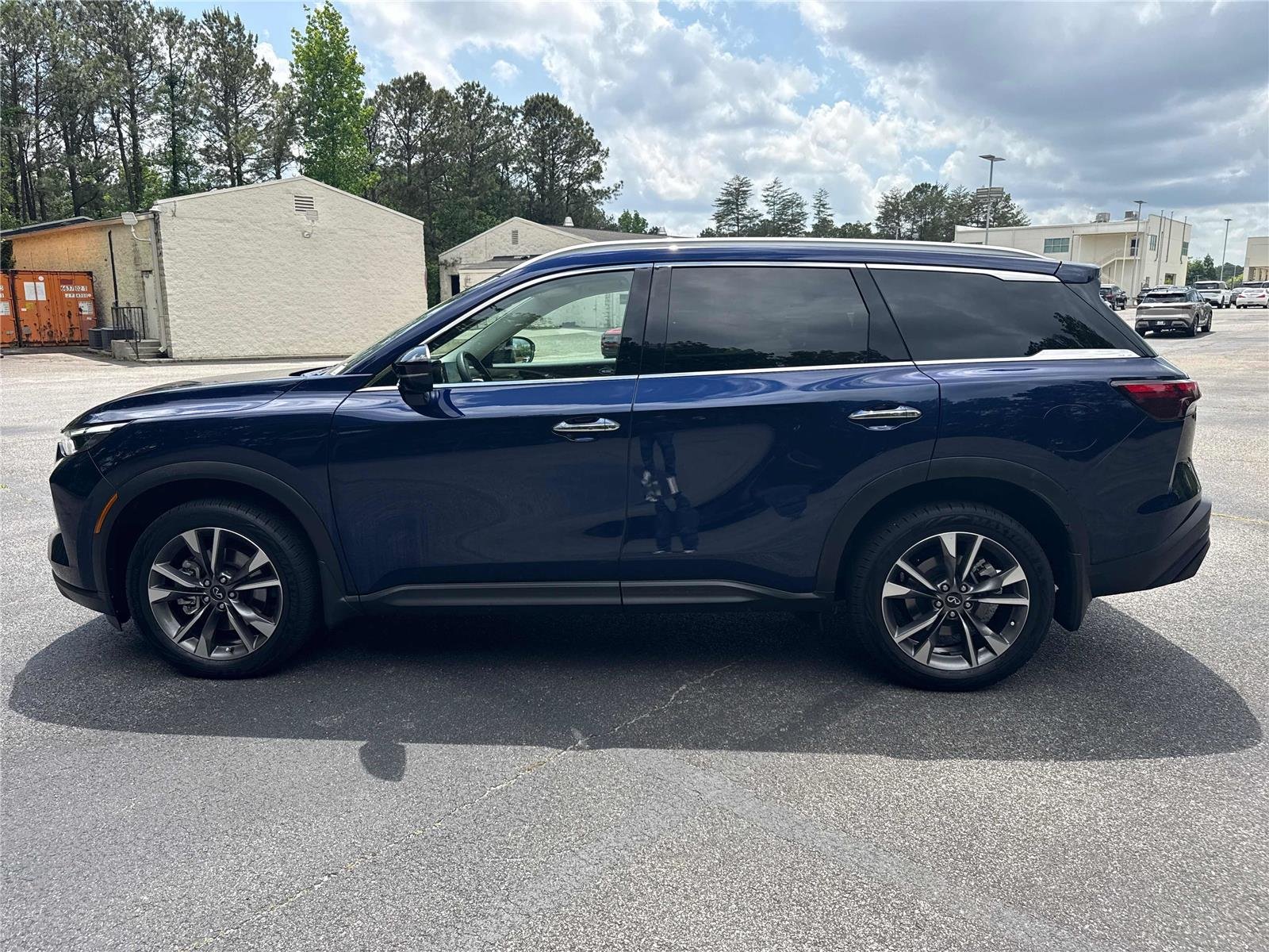 Used 2023 Grand Blue INFINITI LUXE image 9