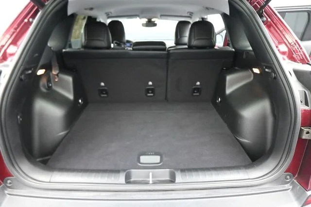 Used 2022 Red Jeep Latitude Lux image 25