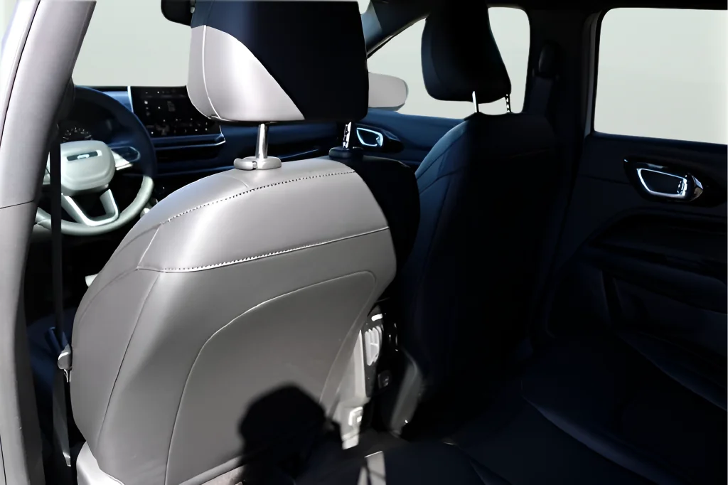 New 2026 White Jeep Latitude image 15
