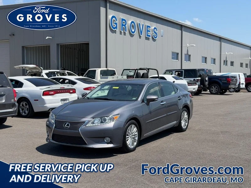 Used 2013 Nebula Gray Pearl Lexus 4dr Sdn image 1
