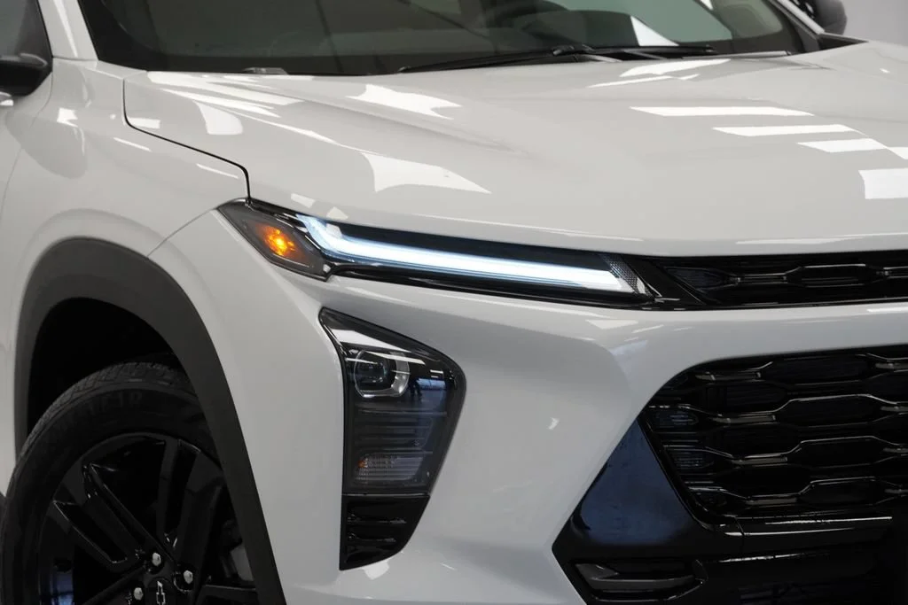 New 2026 Summit White Chevrolet ACTIV image 30