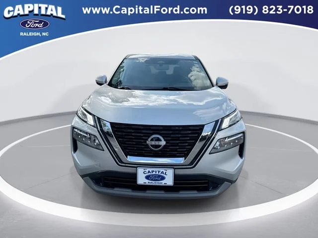Used 2022 Silver Nissan SV image 3