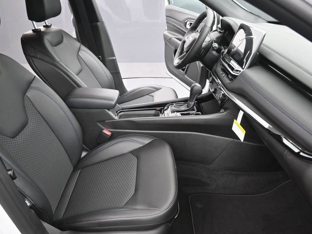 New 2026 Bright White Clear-Coat Exterior Paint Jeep Latitude image 24