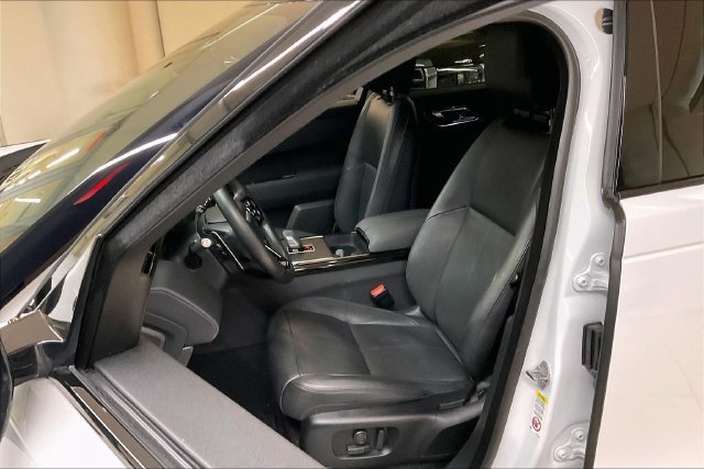 Used 2025 White Land Rover Dynamic SE image 13