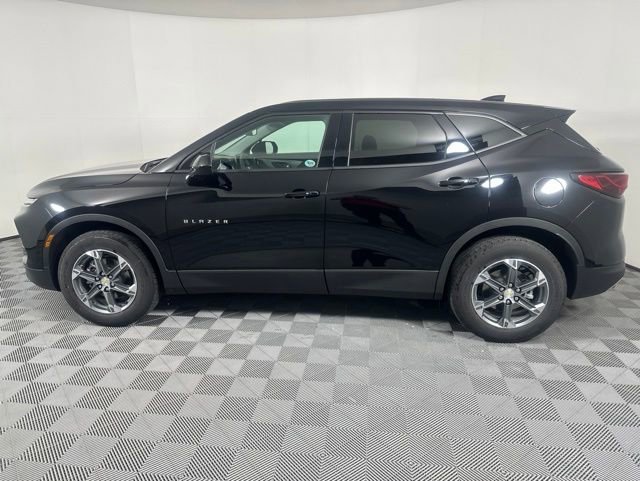 Used 2025 Black Chevrolet 2LT image 8