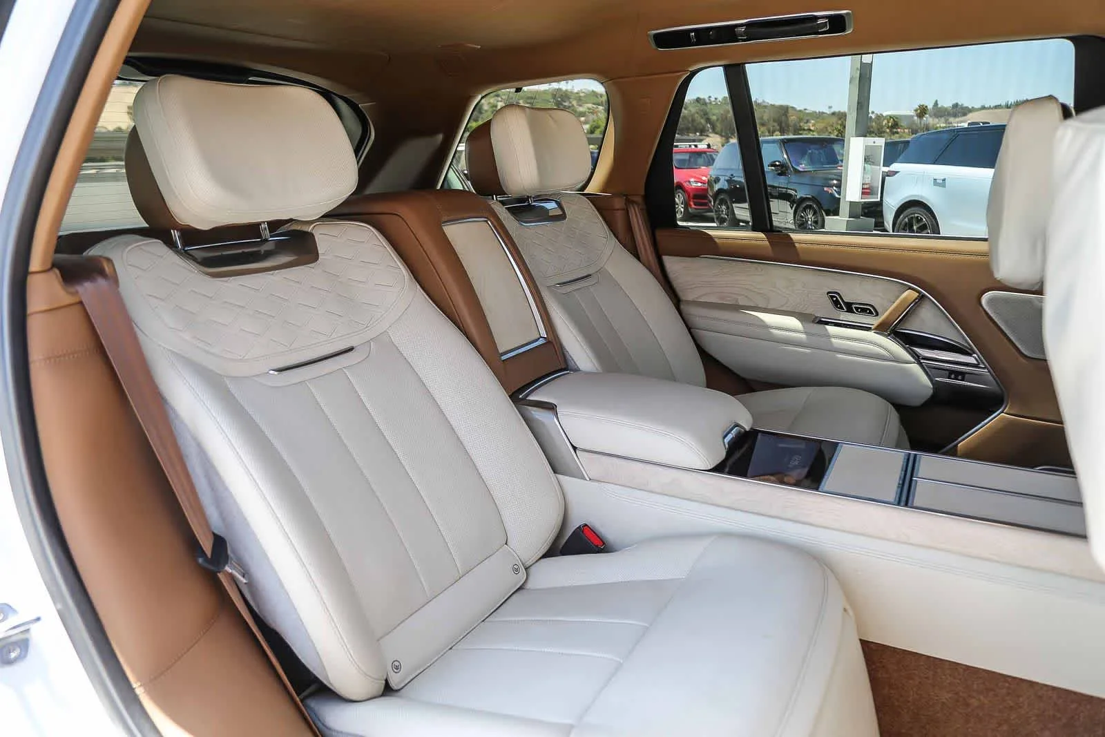 Used 2023 White Land Rover SV image 18