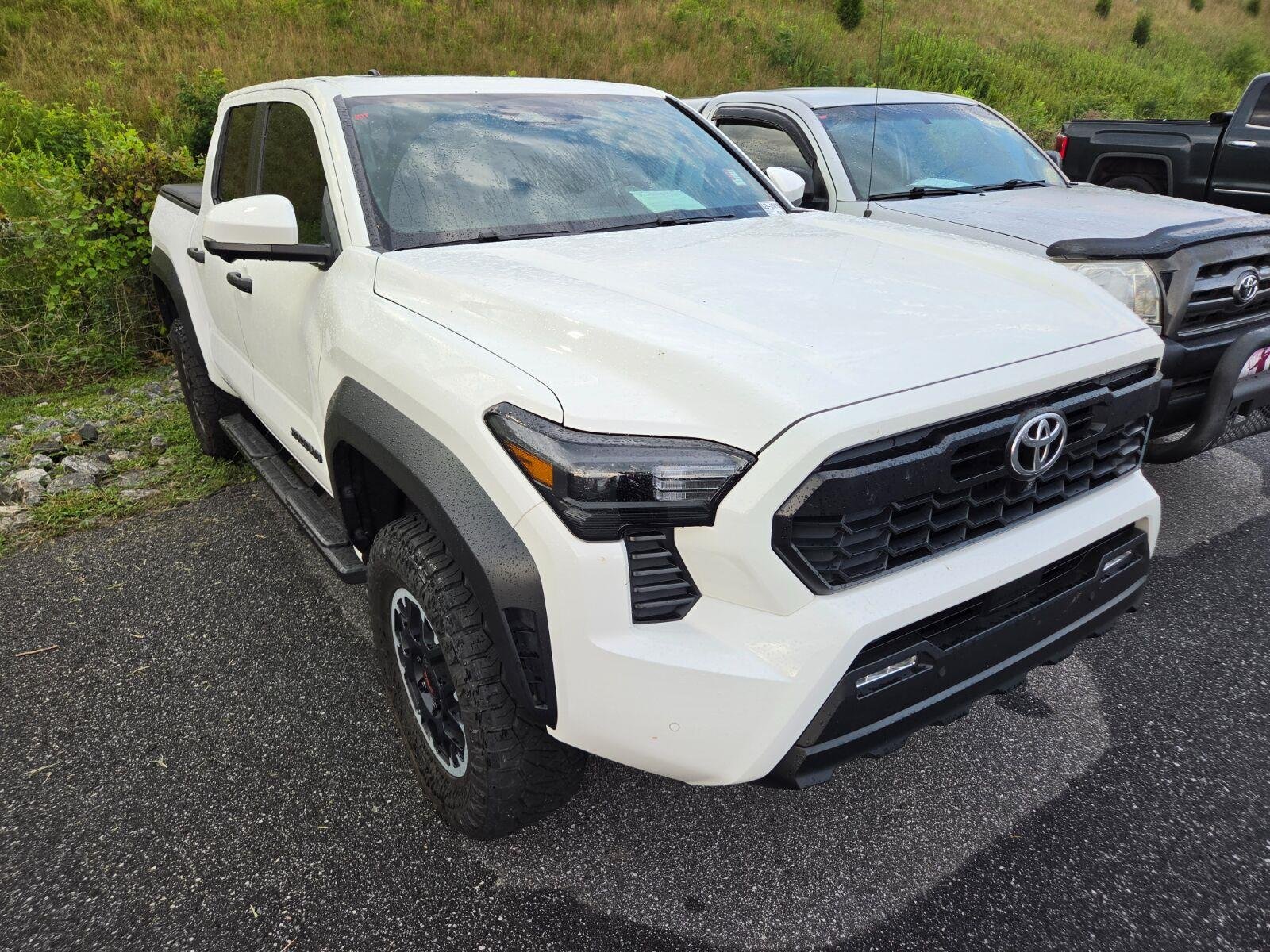 Used 2024 White Toyota SR5 image 3