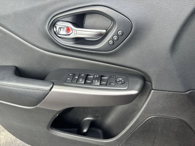 Used 2019 Red Jeep Limited image 29