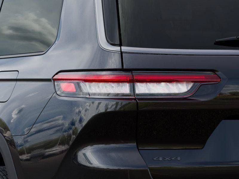 New 2026 Diamond Black Crystal Pearl-Coat Exterior Paint Jeep Altitude image 38