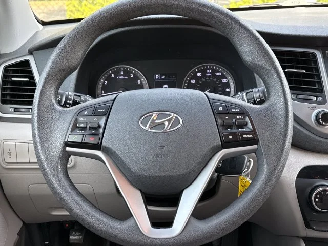 Used 2017 Molten Silver Hyundai SE image 9