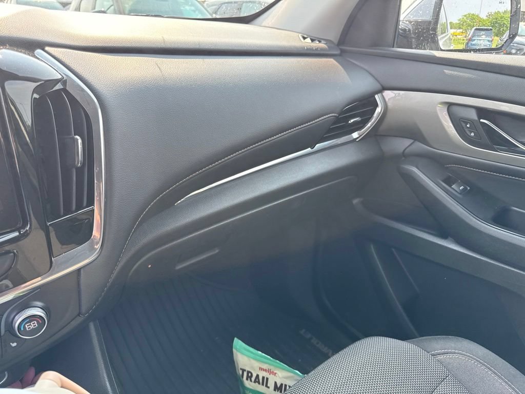 Used 2018 SILVER ICE METALLIC Chevrolet LT Cloth image 17