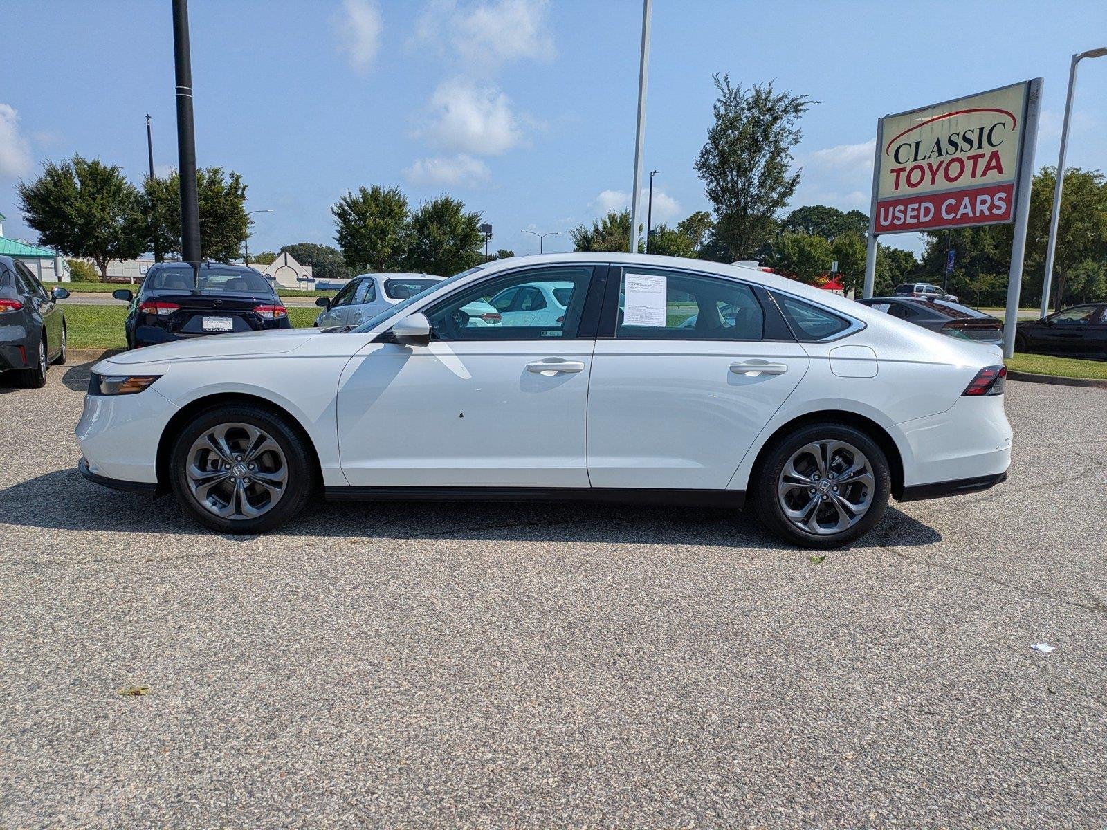 Used 2023 Platinum White Pearl Honda EX image 7