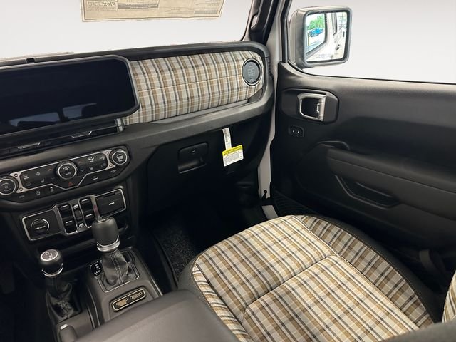 New 2026 Bright White Clear-Coat Exterior Paint Jeep 85th Anniversary Edition image 11