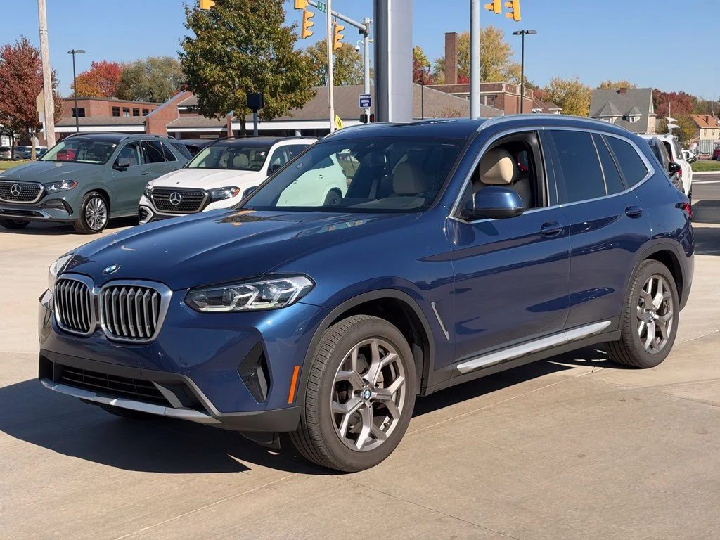 Used 2022 Blue BMW xDrive30i image 1