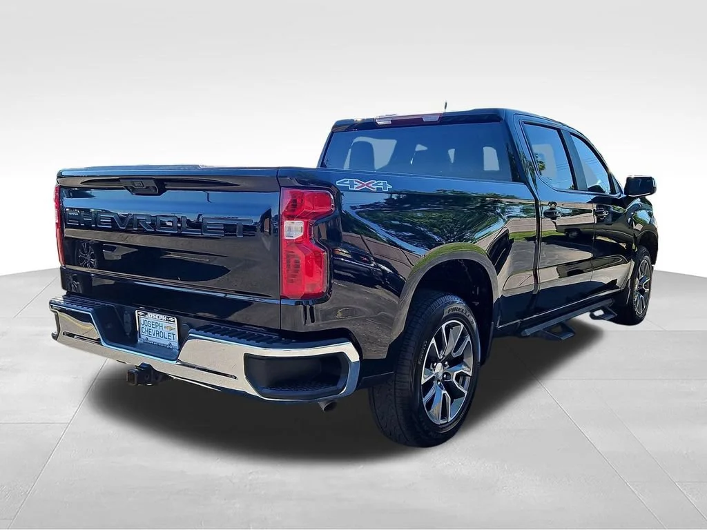 Used 2023 Black Chevrolet LT image 4
