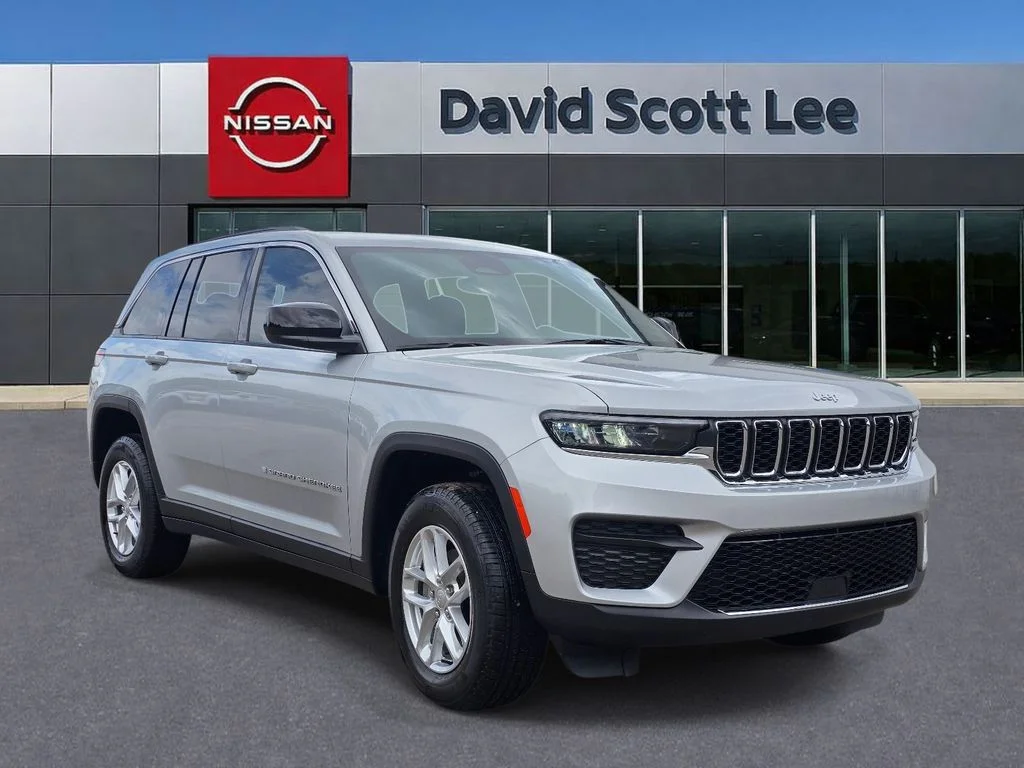 Used 2025 Silver Jeep Laredo image 3