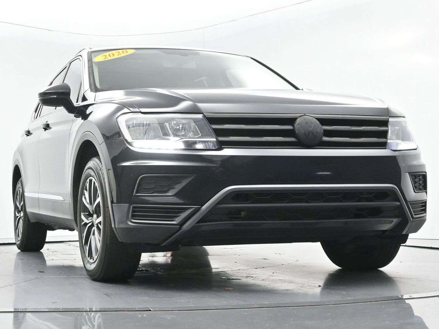 Used 2020 Deep Black Pearl Volkswagen SE image 45