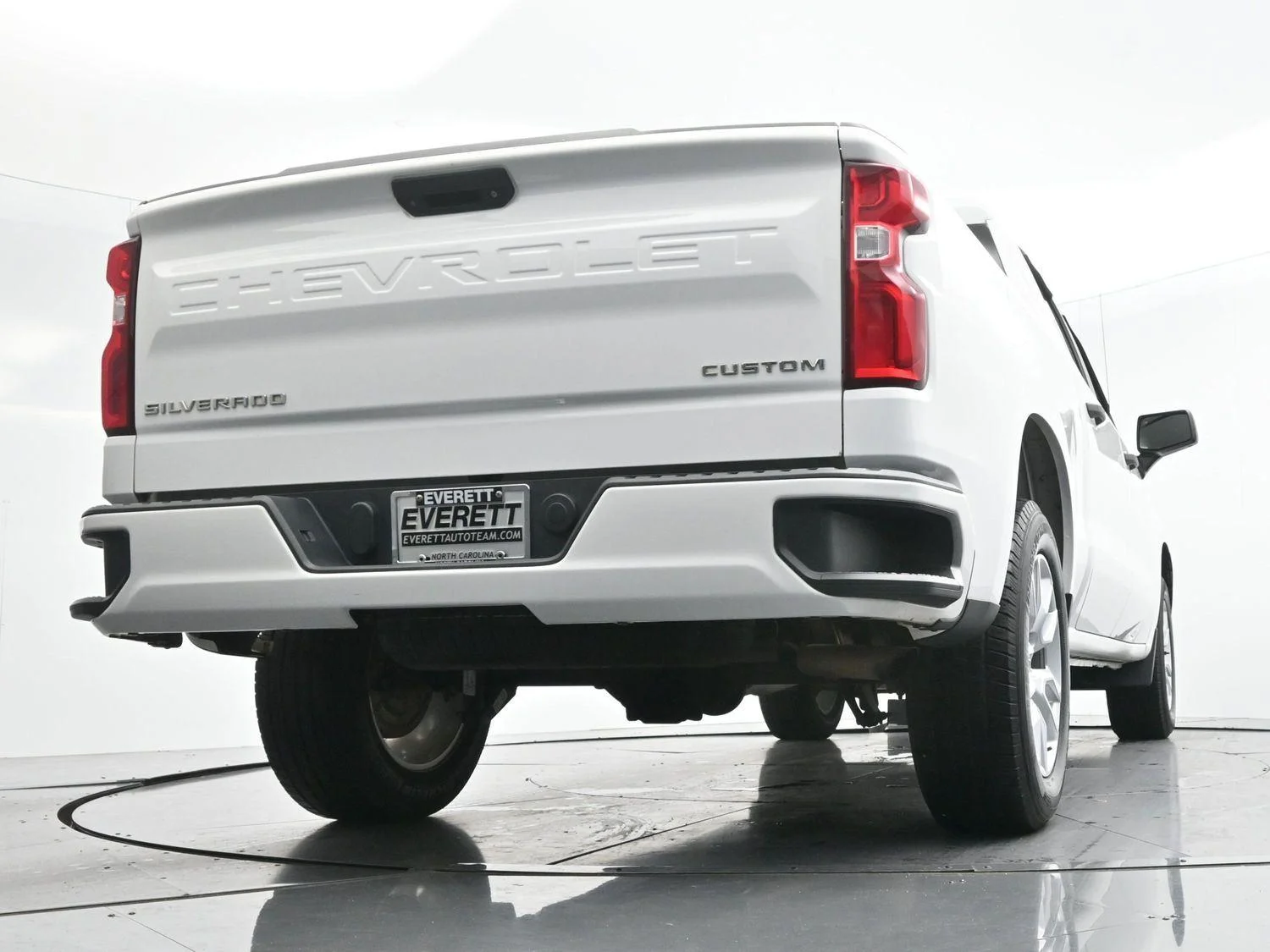 Used 2019 SUMMIT WHITE Chevrolet Custom image 43