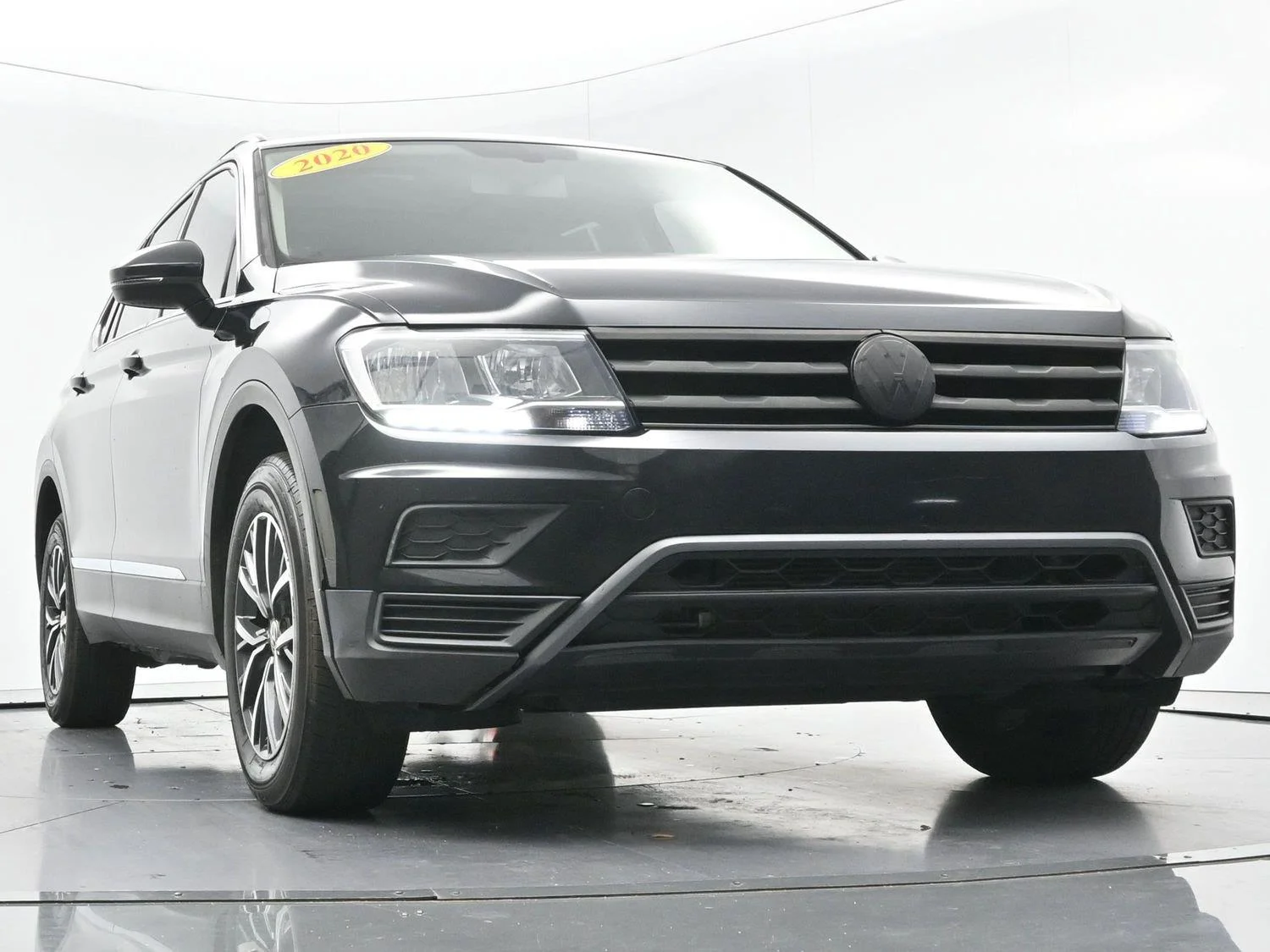 Used 2020 Deep Black Pearl Volkswagen SE image 45