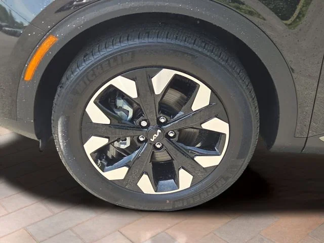 Used 2024 Black Kia X-Line image 27