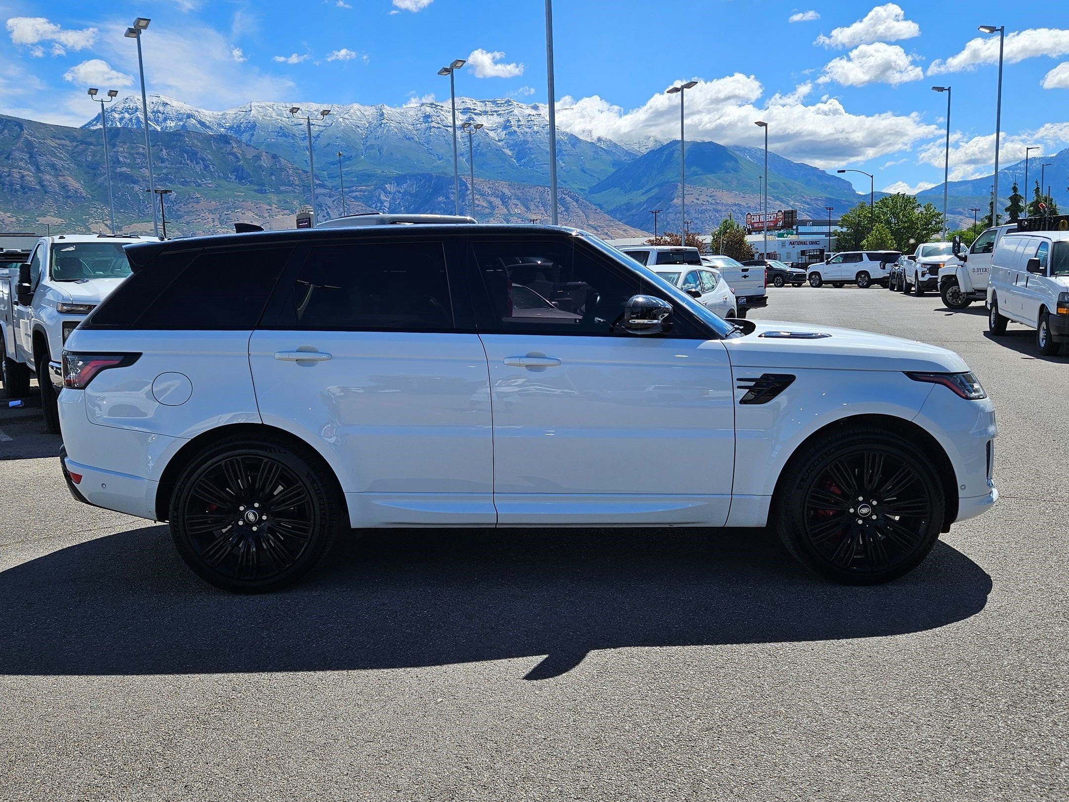 Used 2022 White Land Rover HSE Dynamic image 2