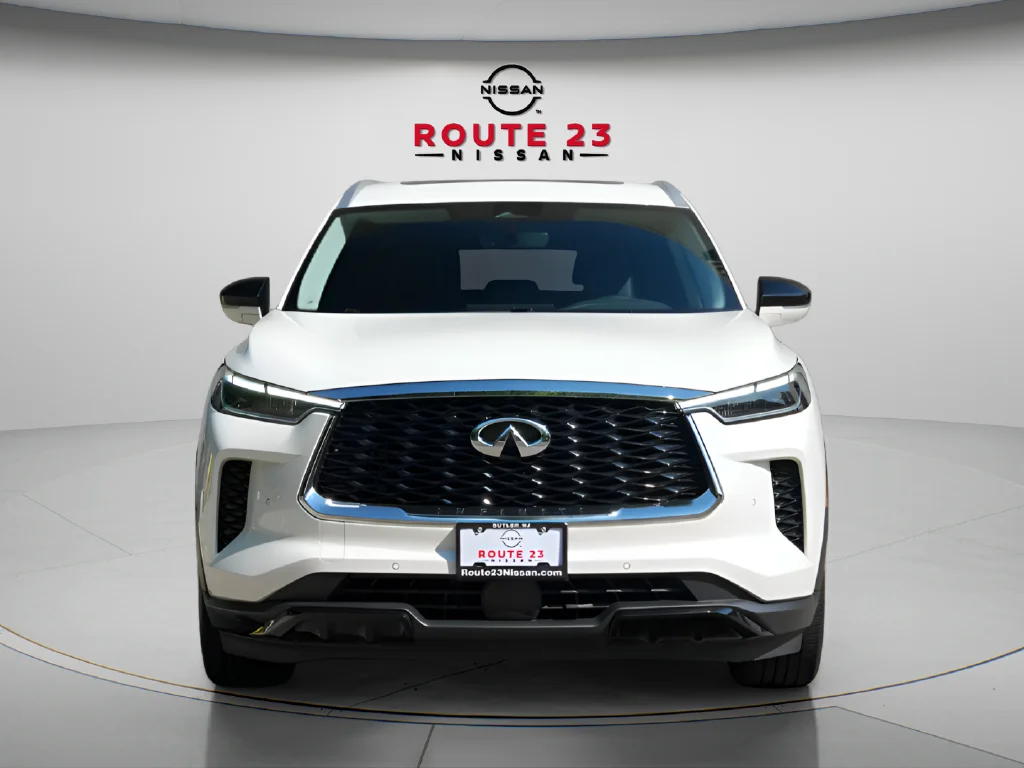 Used 2024 White INFINITI LUXE image 3