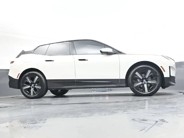 Certified Used 2024 White/off-white BMW xDrive50 image 30